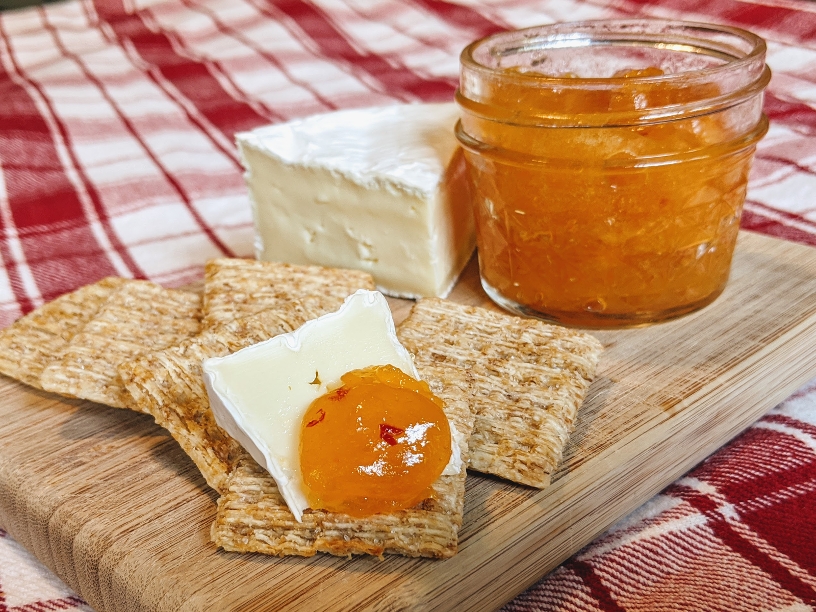 Peach pepper jam with cheese and crackers
